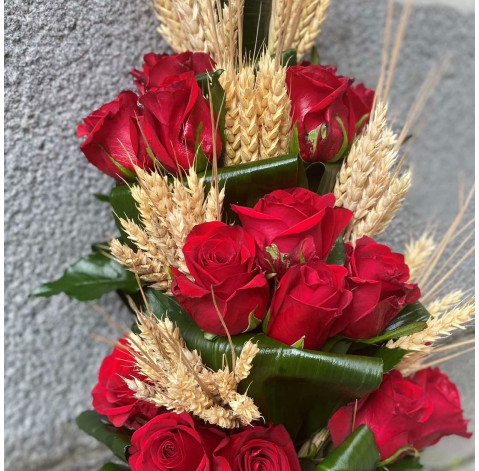 Букет для покладання з трояндами та колосками 3 доставка квітів