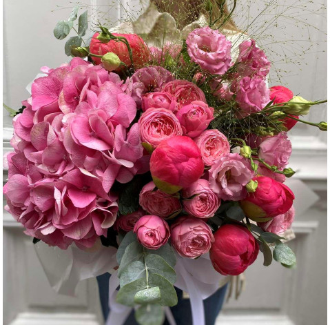 Квіткова композиція Ефектне вітання 4 доставка квітів