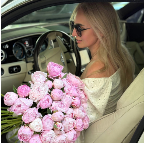 Букет 45 пионов Сара Бернар 3 доставка цветов