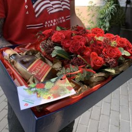 Квіткова композиція з напоєм Для нього доставка квітів