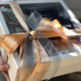 Gift wrapping Flower delivery