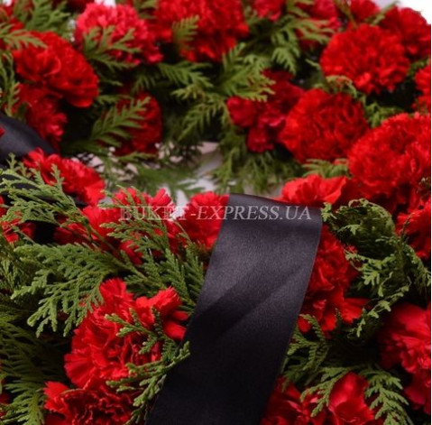 Круглый ритуальный венок с гвоздиками 3 доставка цветов