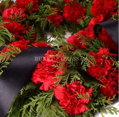 Круглый ритуальный венок с гвоздиками 2 доставка цветов