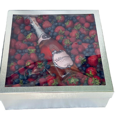 Box with berries and champagne 3 Flower delivery