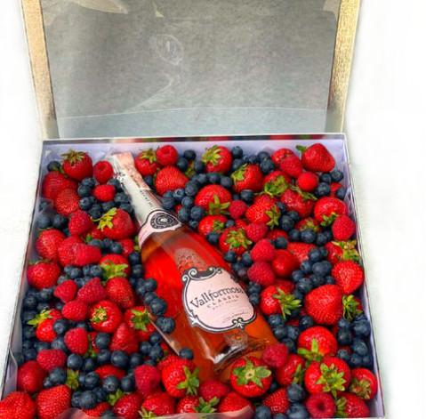 Box with berries and champagne 2 Flower delivery