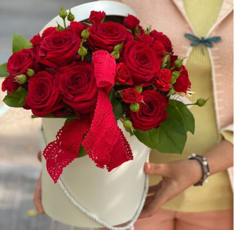 Квіткова композиція з червоних троянд доставка квітів