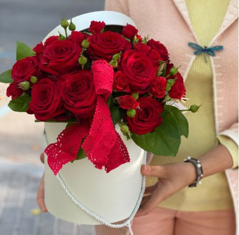 Квіткова композиція з червоних троянд 2 доставка квітів