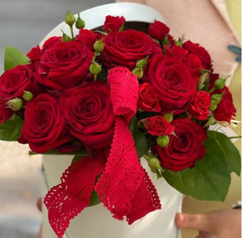 Квіткова композиція з червоних троянд 3 доставка квітів