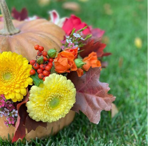 Квіткова композиція у гарбузі 2 доставка квітів