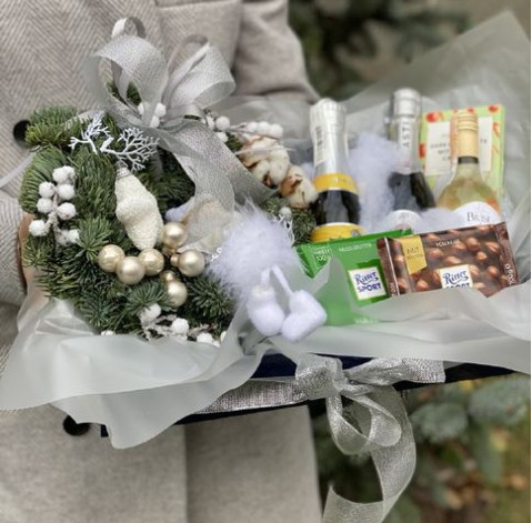 Новорічний набір 2 доставка квітів