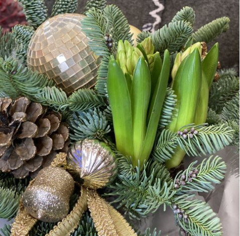 Новорічна композиція з гіацинтами 2 доставка квітів