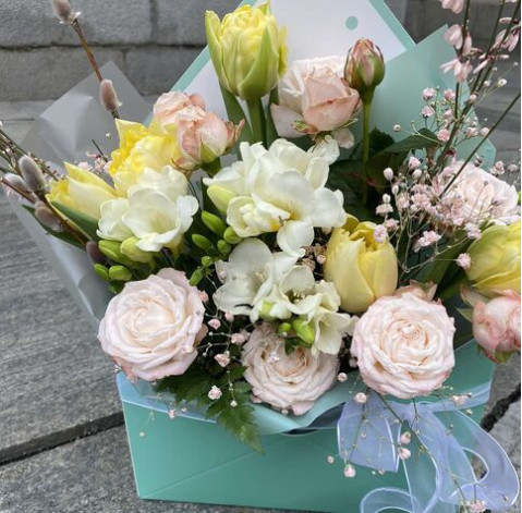 Цветочная композиция Очаровательная легкость 2 доставка цветов