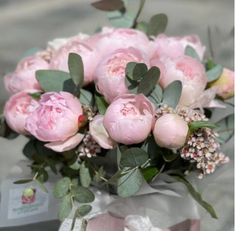 Цветочная композиция Из пионов 2 доставка цветов