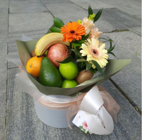 Квіткова композиція з фруктами 2 доставка квітів