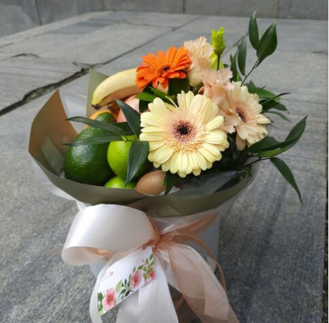 Квіткова композиція з фруктами 3 доставка квітів