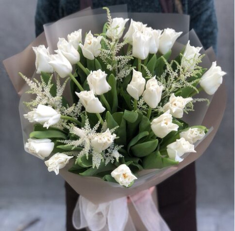 Tulip Bouquet White Liberstar 2 Flower delivery