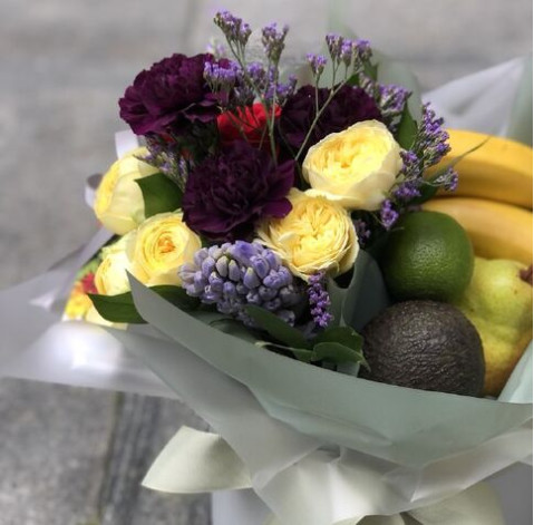 Квіткова композиція з фруктами Детокс 3 доставка квітів