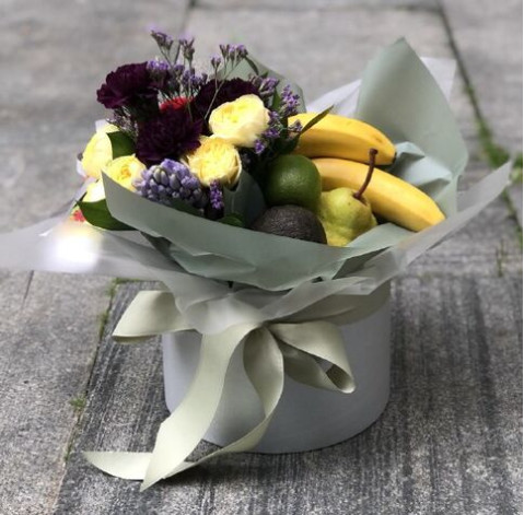 Квіткова композиція з фруктами №220 доставка квітів