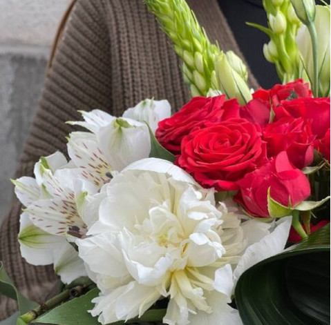 Букет Алий вітер 3 доставка квітів