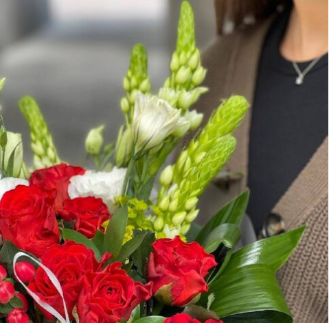 Букет Алий вітер 4 доставка квітів