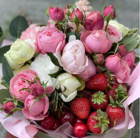 Квіткова композиція з ягодами Для коханої 3 доставка квітів