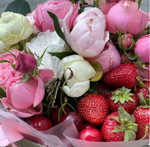 Квіткова композиція з ягодами Для коханої 4 доставка квітів