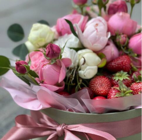 Квіткова композиція з ягодами Для коханої 2 доставка квітів