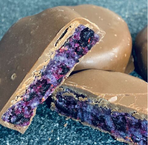 Цукерка з марципаном і чорницею в молочному шоколаді 2 доставка квітів