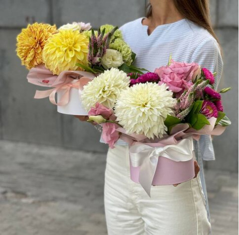 Квіткова композиція Біла жоржина 2 доставка квітів