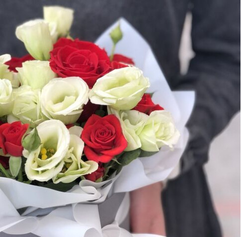 Квіткова композиція Свято кохання 3 доставка квітів