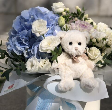 Квіткова композиція Зворушливий презент 3 доставка квітів