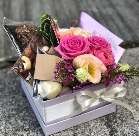 Composition with sweets Present 3 Flower delivery