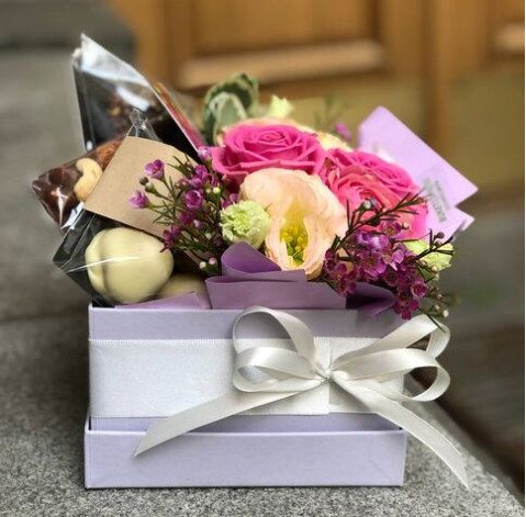 Composition with sweets Present 2 Flower delivery