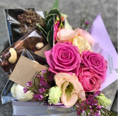 Composition with sweets Present 4 Flower delivery