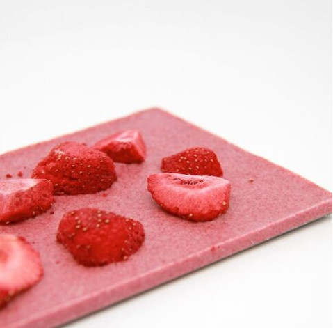 Шоколад білий з Полуницею 120 г 2 доставка квітів