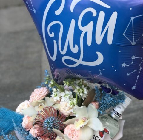 Flower arrangement with drink Exclusive 4 Flower delivery