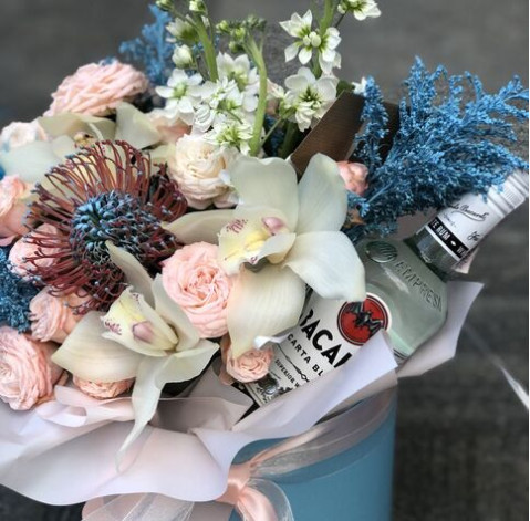 Flower arrangement with drink Exclusive 2 Flower delivery