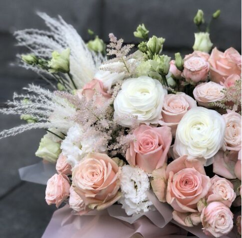 Квіткова композиція Робкий поцілунок 3 доставка квітів