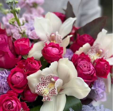 Квіткова композиція Кохання без кордонів 3 доставка квітів