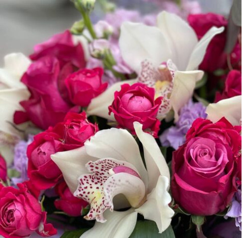 Квіткова композиція Кохання без кордонів 2 доставка квітів