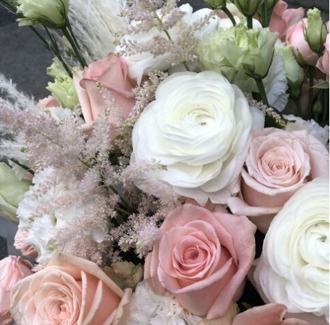 Квіткова композиція Робкий поцілунок 4 доставка квітів