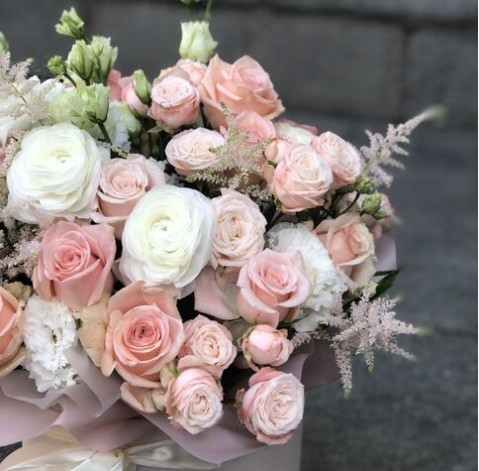 Квіткова композиція Робкий поцілунок 2 доставка квітів