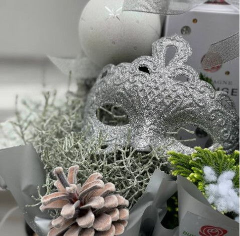 Новорічна композиція з напоєм та хвойниками 2 доставка квітів