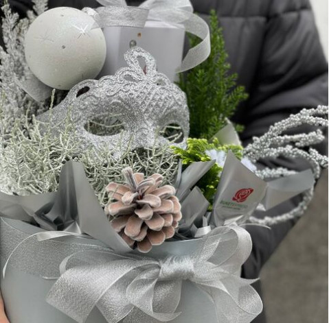 Новорічна композиція з напоєм та хвойниками 4 доставка квітів