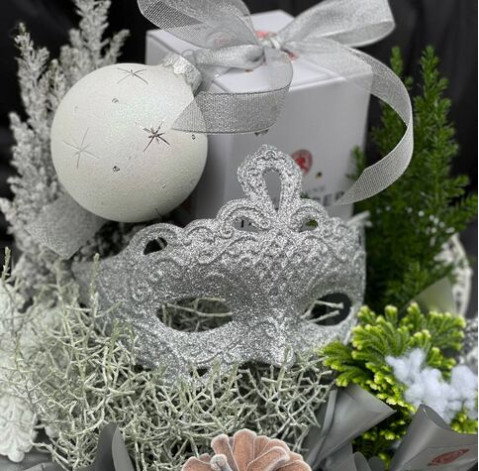 Новорічна композиція з напоєм та хвойниками 3 доставка квітів