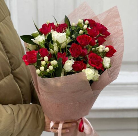 Букет 9 кущових троянд 2 доставка квітів