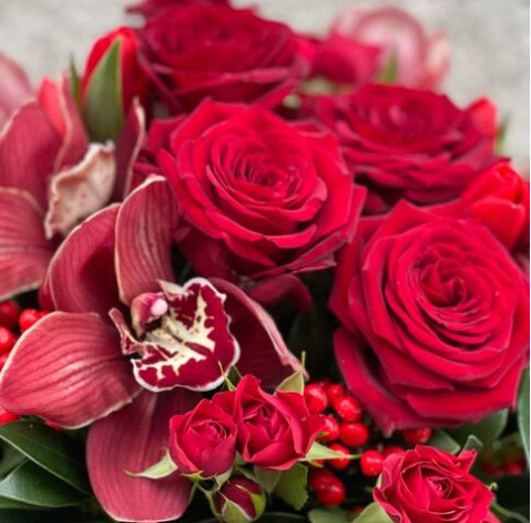 Квіткова композиція Яскраві почуття 2 доставка квітів