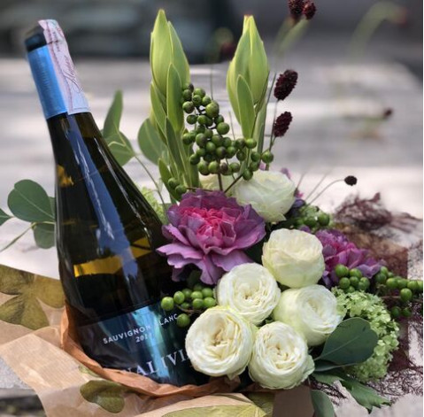 Квіткова композиція з напоєм Крафт 4 доставка квітів