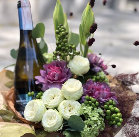 Квіткова композиція з напоєм Крафт 3 доставка квітів