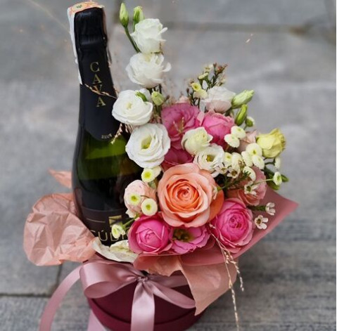 Квіткова композиція з напоєм 3 доставка квітів